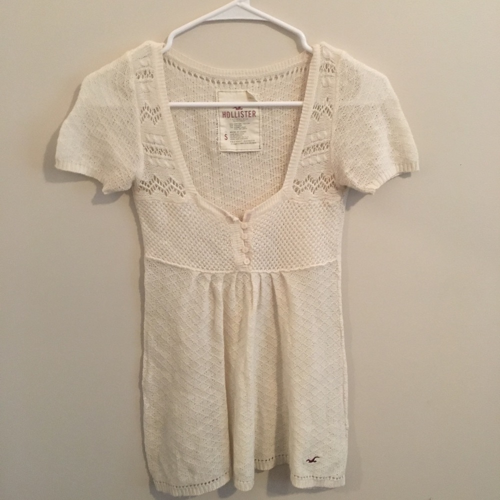 🙉HOLLISTER cream sweater tee shirt!!